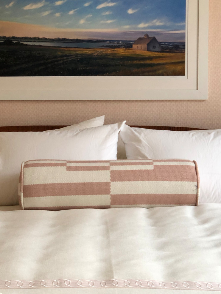 Свежая идея для дизайна: большая хозяйская спальня в стиле неоклассика (современная классика) с розовыми стенами и обоями на стенах - отличное фото интерьера