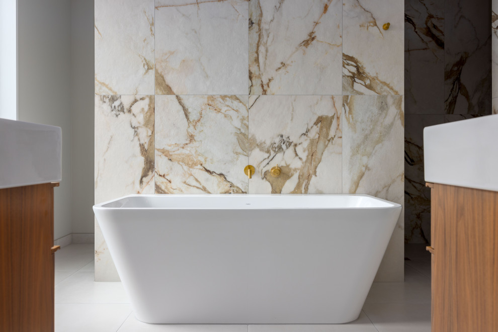 Exempel på ett mellanstort modernt vit vitt badrum, med ett fristående badkar, en öppen dusch, flerfärgad kakel, porslinskakel, klinkergolv i porslin, ett integrerad handfat, bänkskiva i akrylsten, vitt golv och med dusch som är öppen