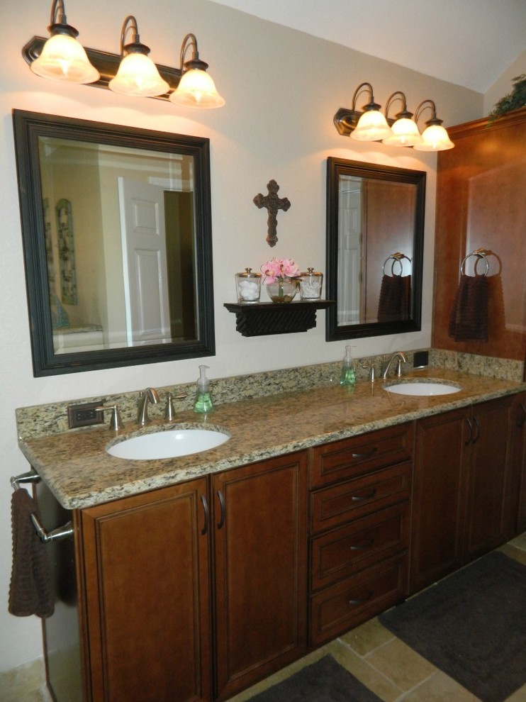 Example of a mountain style home design design in Orlando