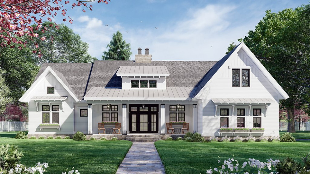 Aménagement d'une façade de maison blanche campagne en bois et bardage à clin de taille moyenne et de plain-pied avec un toit à deux pans, un toit mixte et un toit gris.