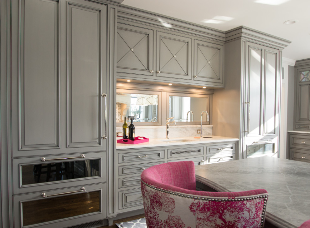 Exemple d'une cuisine parallèle chic fermée et de taille moyenne avec un placard à porte shaker, des portes de placard grises, une crédence blanche, un plan de travail blanc, plan de travail en marbre et une crédence en marbre.