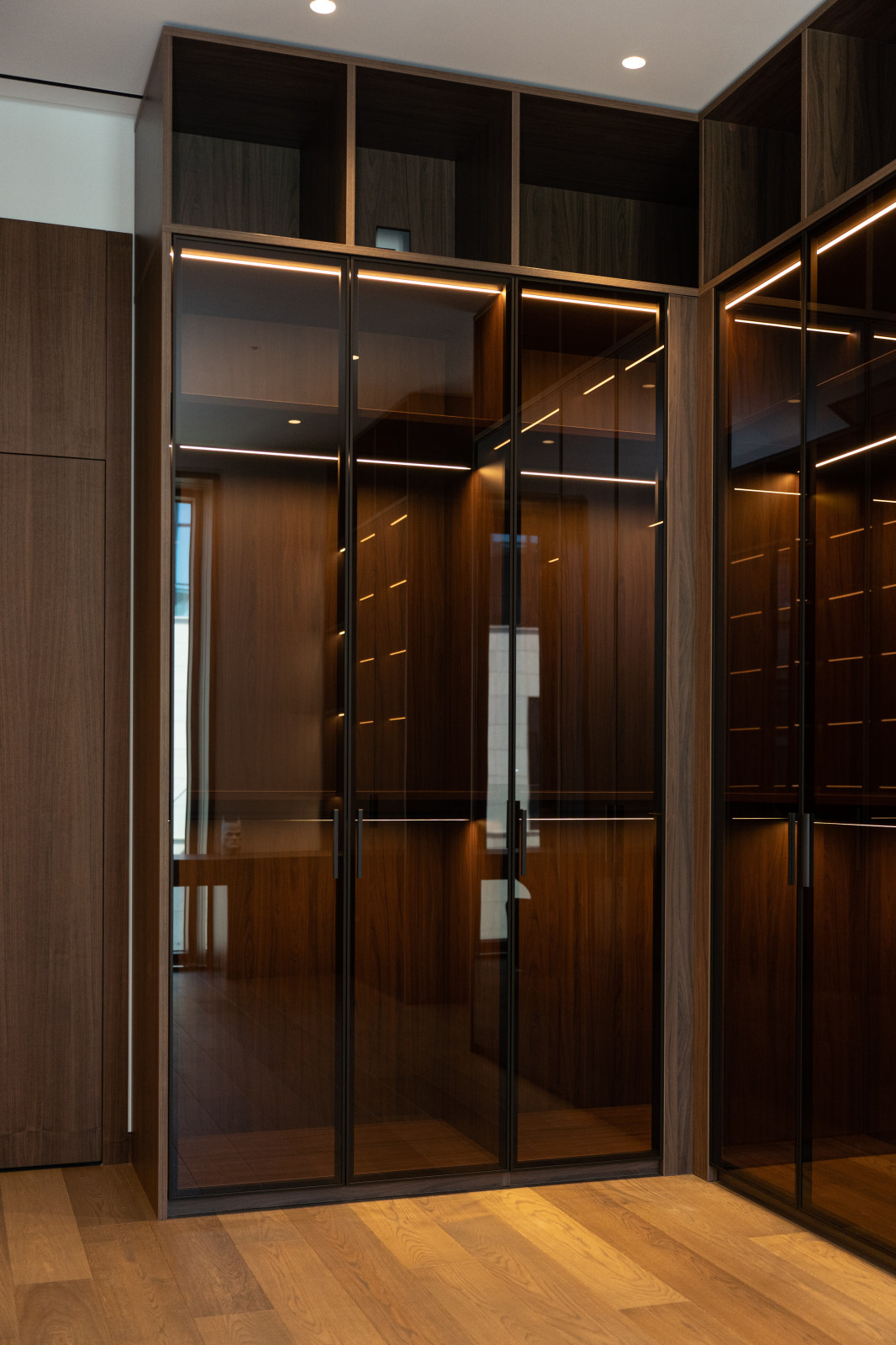 Гардеробная комната с распашными стеклянными RPE фасадами