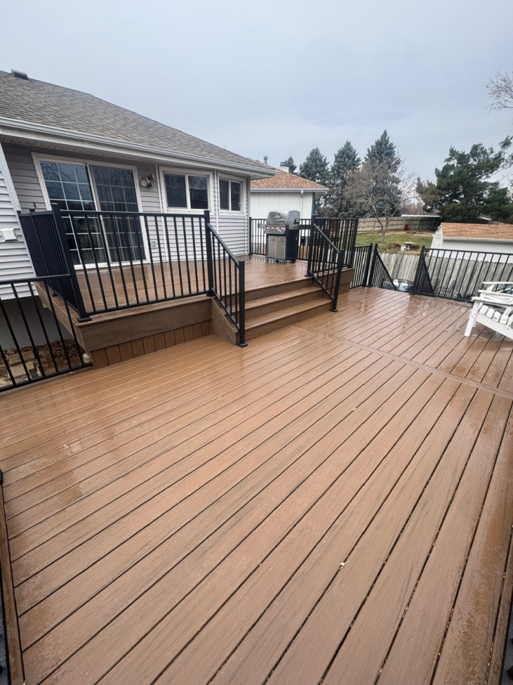 Example of a large backyard metal railing deck design in Omaha with no cover