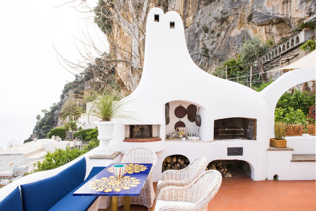 La Casa di Peppe - Particolare Camino in Terrazza modern-courtyard