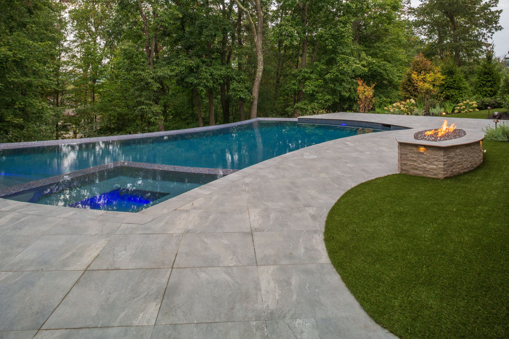 Свежая идея для дизайна: бассейн в стиле модернизм - отличное фото интерьера
