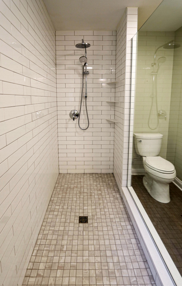 Idéer för mellanstora vintage beige en-suite badrum, med släta luckor, grå skåp, en hörndusch, en toalettstol med separat cisternkåpa, vit kakel, gröna väggar, laminatgolv, ett integrerad handfat, bänkskiva i akrylsten, blått golv och med dusch som är öppen