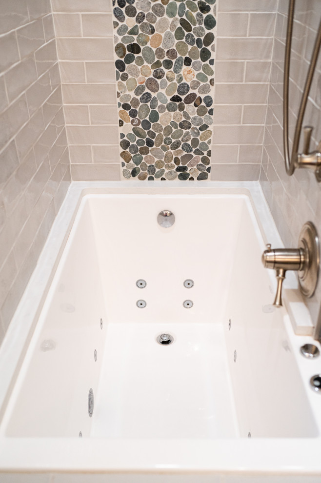 Idéer för att renovera ett mellanstort vintage vit vitt en-suite badrum, med skåp i shakerstil, skåp i mörkt trä, ett japanskt badkar, en dusch/badkar-kombination, en bidé, grå kakel, keramikplattor, grå väggar, ett undermonterad handfat, bänkskiva i kvartsit och med dusch som är öppen