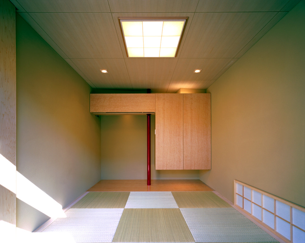 Großes Asiatisches Gästezimmer ohne Kamin mit beiger Wandfarbe, Tatami-Boden und beigem Boden in Tokio