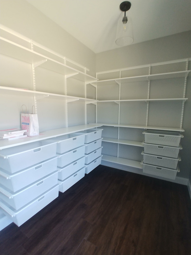 Example of a transitional home design design in Cincinnati