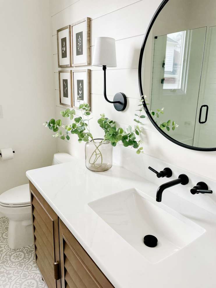 Cette photo montre une petite salle de bain nature en bois brun avec un placard à porte persienne, WC à poser, un carrelage blanc, des carreaux de porcelaine, un mur blanc, un sol en carrelage de porcelaine, un lavabo encastré, un plan de toilette en quartz modifié, un sol gris, une cabine de douche à porte battante, un plan de toilette blanc, un banc de douche, meuble simple vasque, meuble-lavabo sur pied et du lambris de bois.