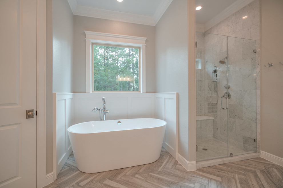 Inredning av ett lantligt mellanstort en-suite badrum, med skåp i shakerstil, vita skåp, ett fristående badkar, en hörndusch, grå kakel, marmorkakel, klinkergolv i keramik, bänkskiva i kvarts, grått golv och dusch med gångjärnsdörr