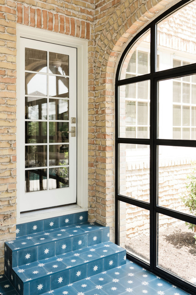 Example of a transitional home design design in Austin