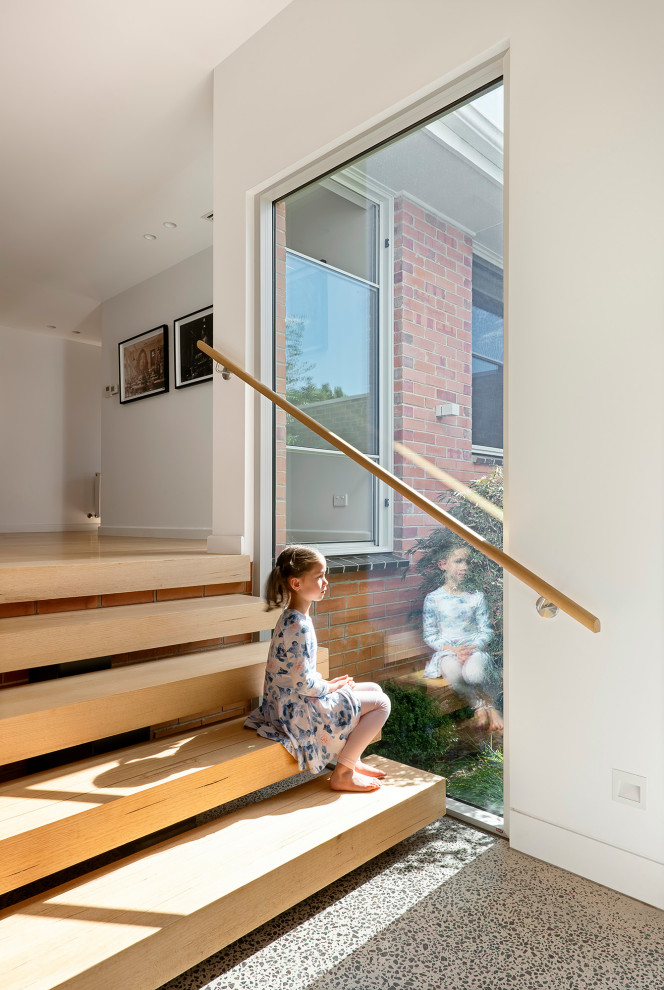 На фото: лестница среднего размера в стиле ретро с кирпичными стенами с
