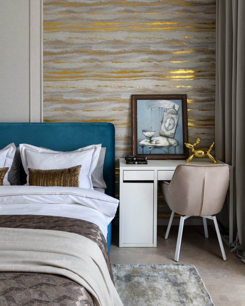 Imagen de dormitorio actual de tamaño medio con paredes beige, suelo de corcho, suelo beige y papel pintado