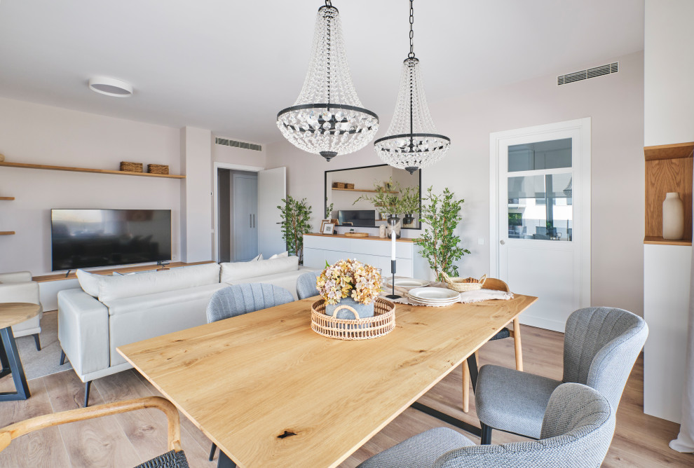 Foto de comedor tradicional renovado grande sin chimenea con paredes beige, suelo de madera en tonos medios, suelo marrón, ladrillo y alfombra