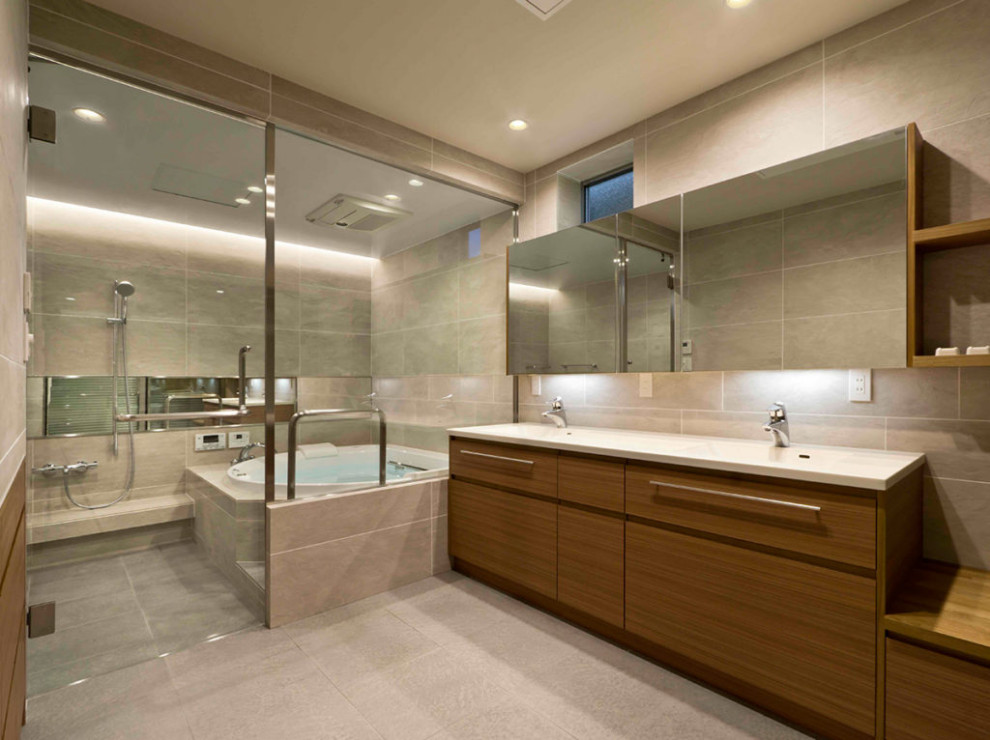 Réalisation d'une salle de bain minimaliste avec un carrelage beige, un plan de toilette blanc, meuble double vasque, une baignoire posée, un mur beige, un lavabo encastré, un sol beige et un plafond décaissé.