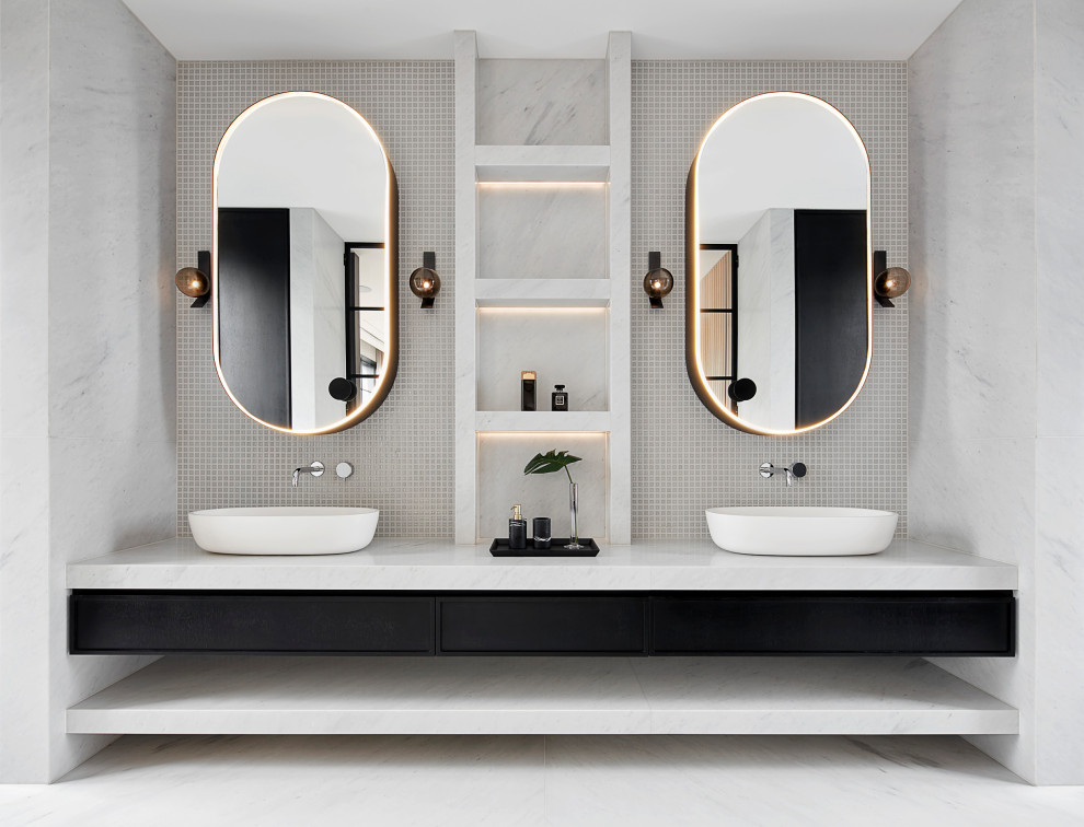 Ispirazione per una stanza da bagno design con lavabo a bacinella e due lavabi