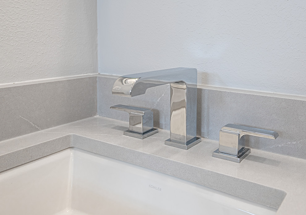 Inspiration för stora moderna grått en-suite badrum, med luckor med infälld panel, vita skåp, en dubbeldusch, grå kakel, mosaik, vita väggar, bänkskiva i kvarts, grått golv, med dusch som är öppen och ett undermonterad handfat