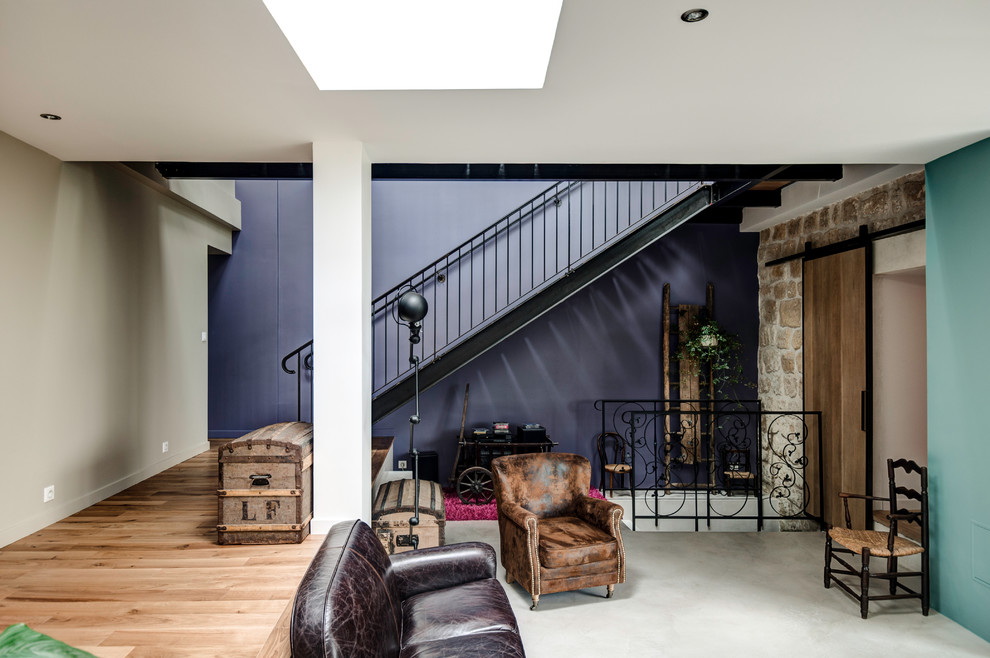 This is an example of a contemporary family room in Paris.