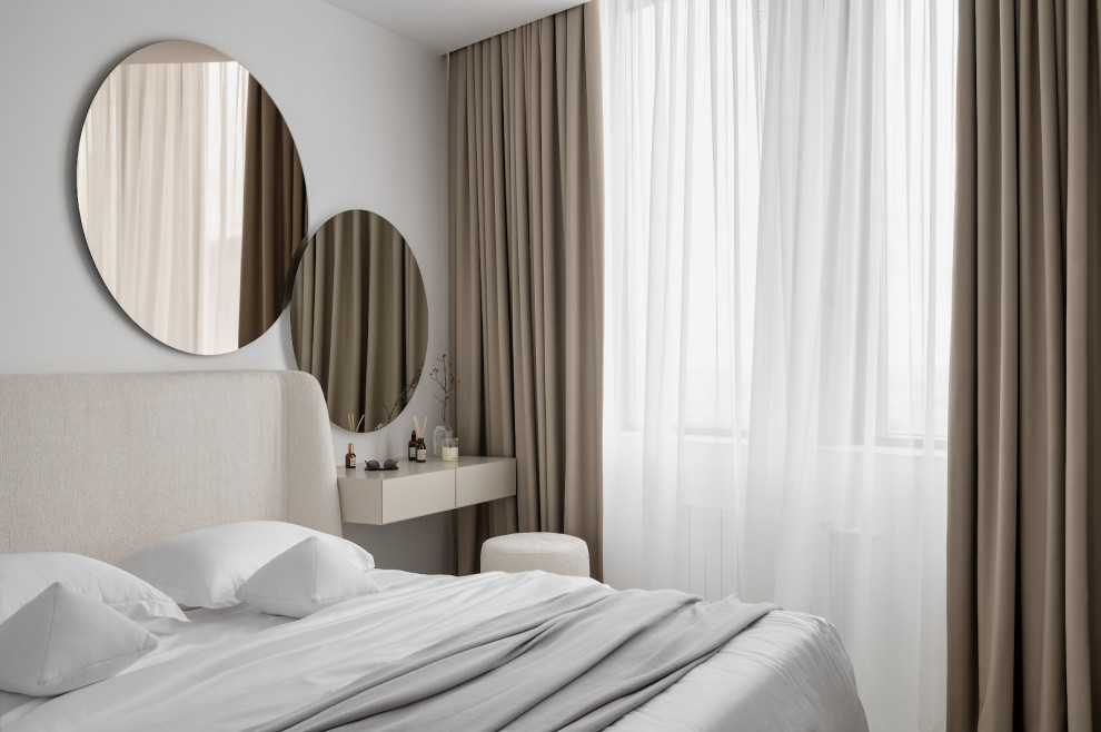 Идея дизайна: хозяйская, серо-белая спальня среднего размера, в светлых тонах в современном стиле с белыми стенами, полом из керамогранита и серым полом