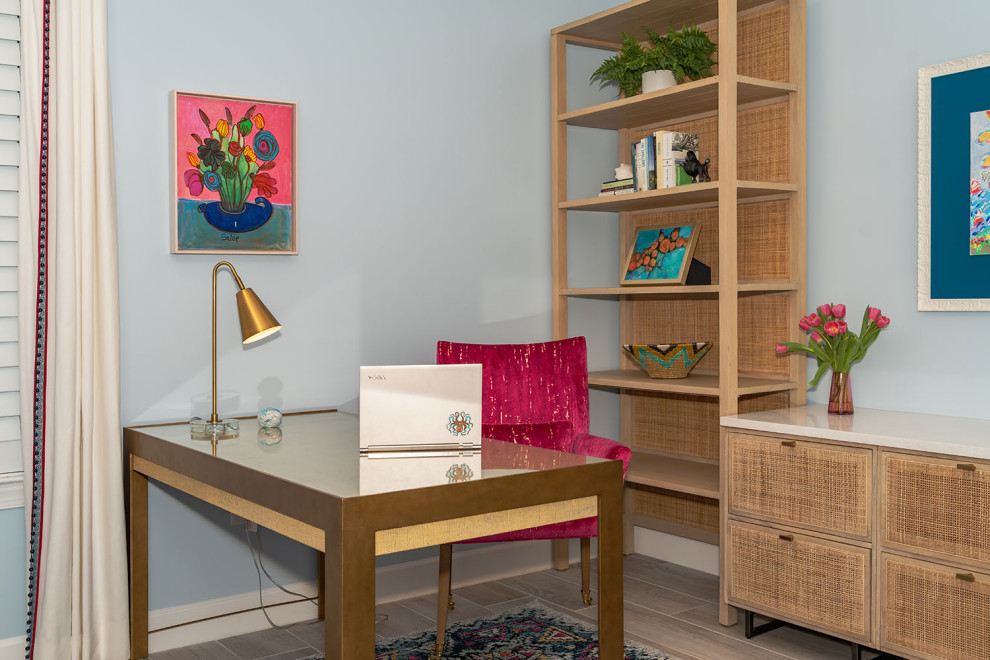 Diseño de estudio moderno de tamaño medio sin chimenea con paredes azules, suelo de madera en tonos medios y escritorio independiente