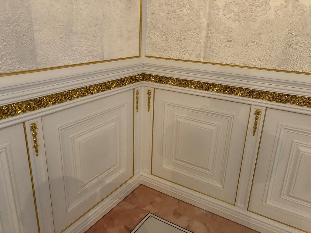 Панели с дверьми.