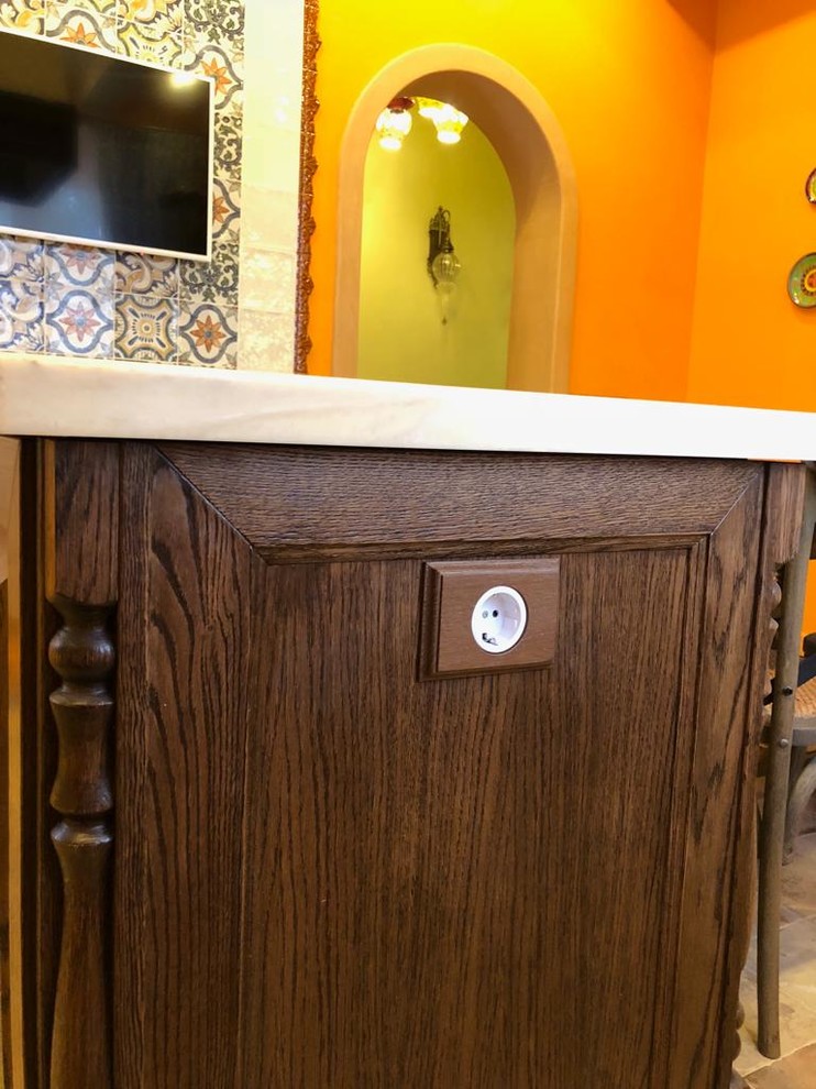 Винтажная электрика Salvador для скрытого монтажа в интерьере загородного дома.