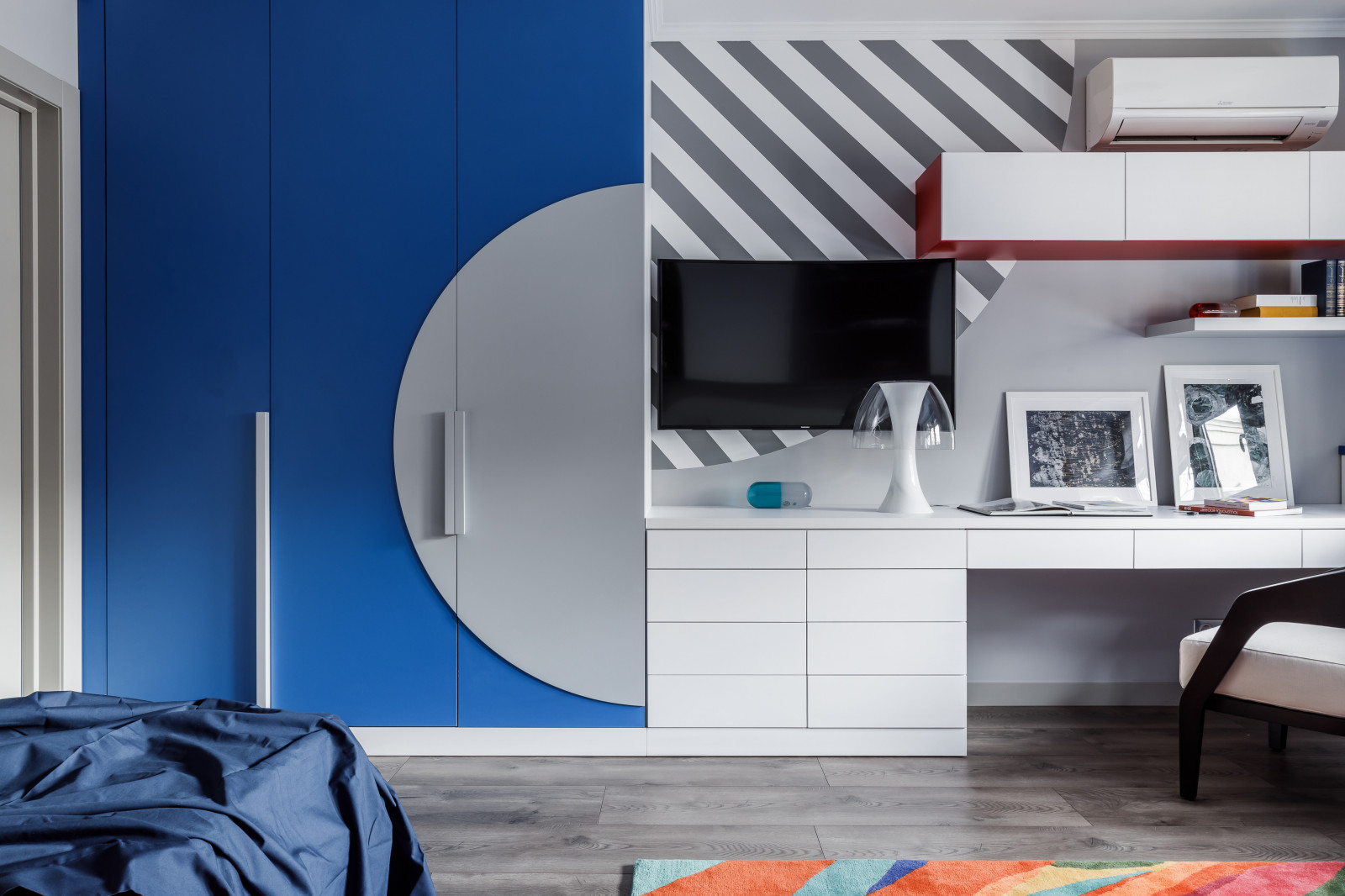 4-х комнатная квартира с черно-белой геометрией