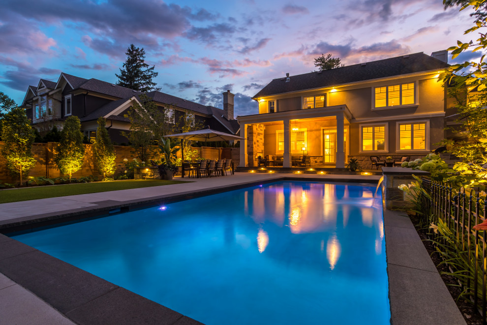 Photo of a mid-sized transitional landscaping in Toronto.