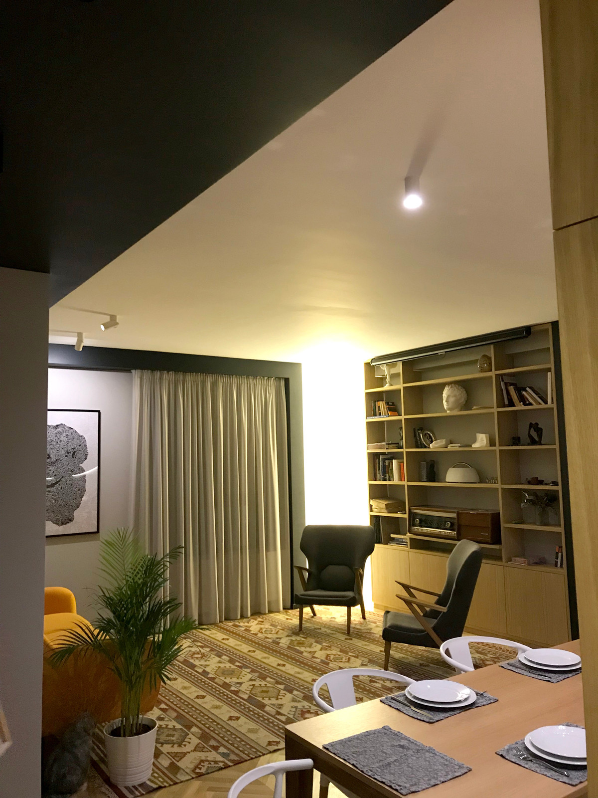 Черно-белая гамма и дуб