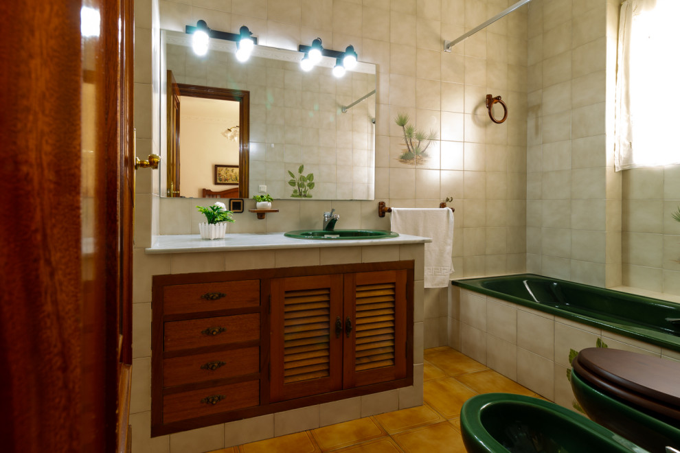 Ejemplo de cuarto de baño principal clásico de tamaño medio con ducha con puerta corredera