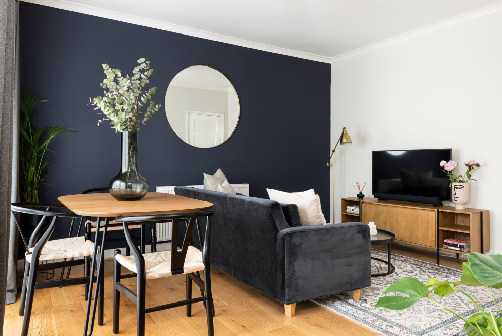 Living room - small transitional living room idea in London