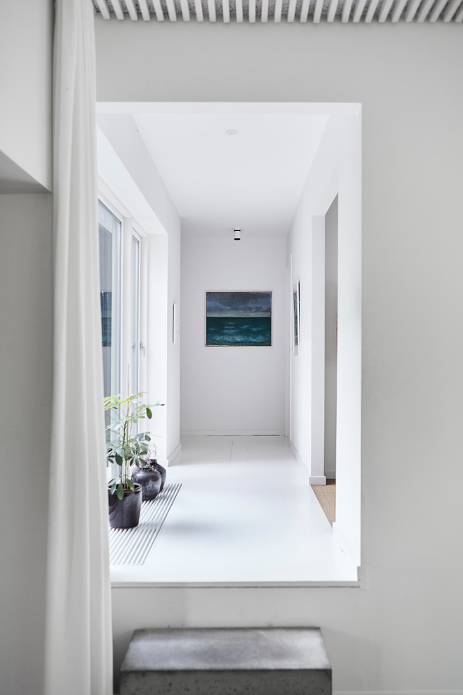 This is an example of a modern hallway in Aarhus with white walls and white floor.