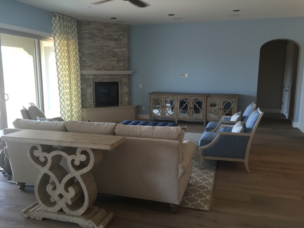 Transitional home design photo in Phoenix