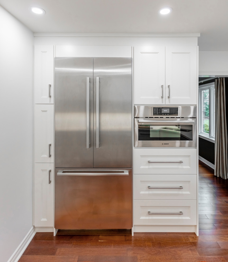Transitional kitchen photo in Toronto