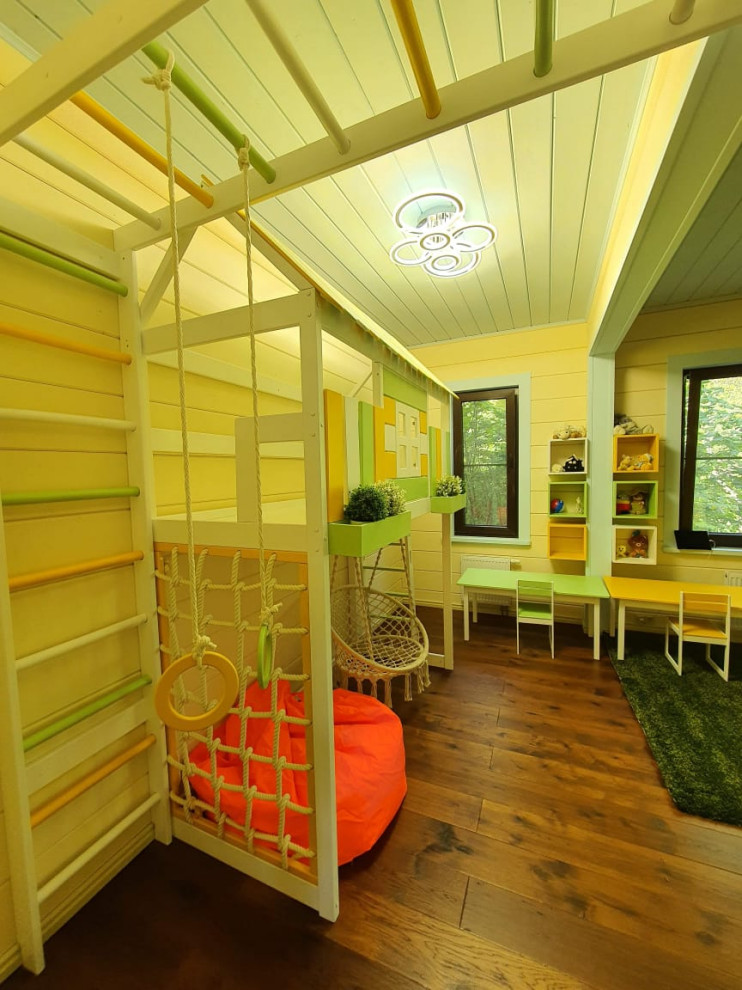 Aménagement d'une grande chambre d'enfant de 4 à 10 ans scandinave avec un mur jaune, parquet foncé, un sol marron, un plafond en bois et du lambris de bois.