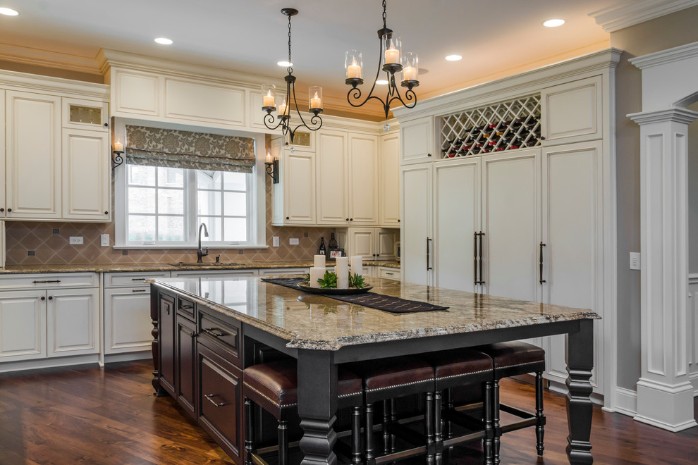Kitchen - transitional kitchen idea in Chicago