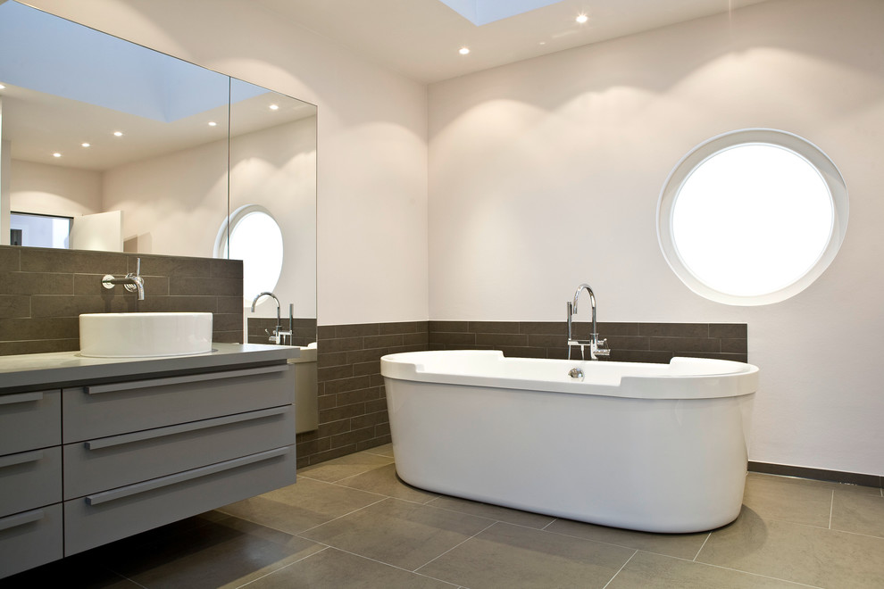 Photo of a contemporary bathroom in Cologne.