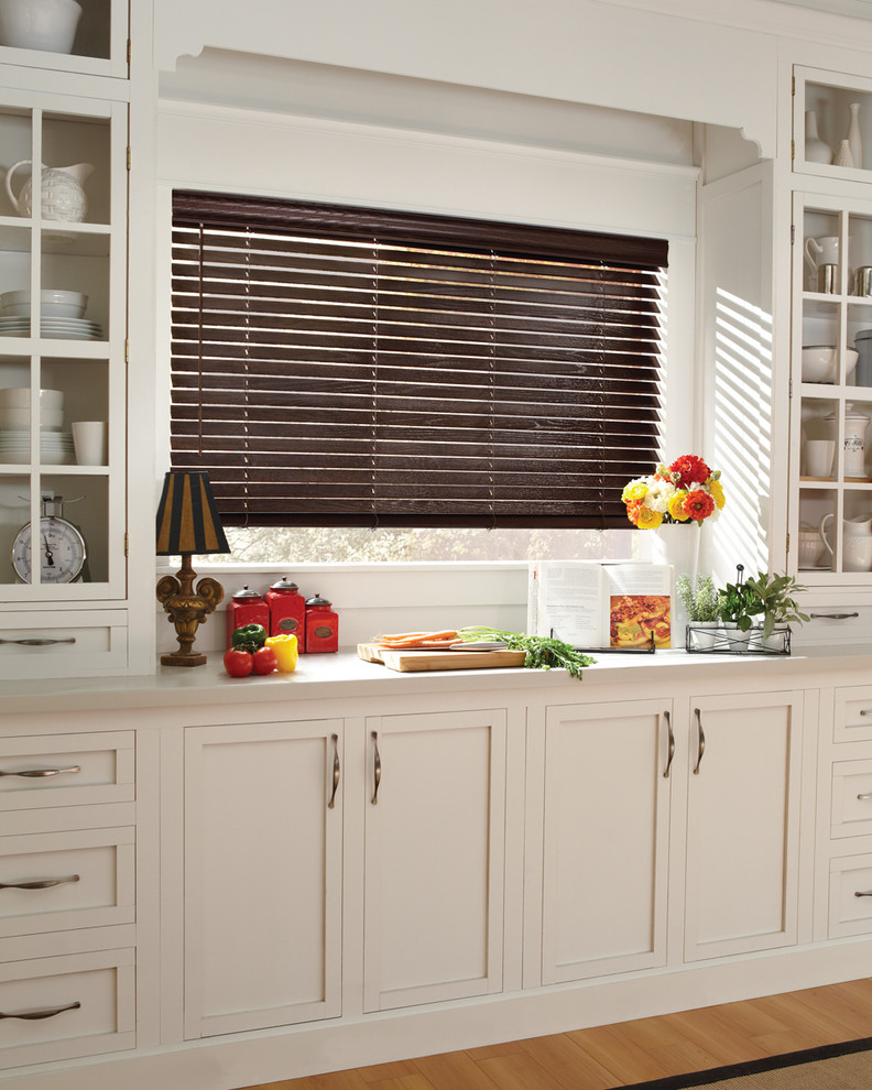 Example of a trendy l-shaped eat-in kitchen design