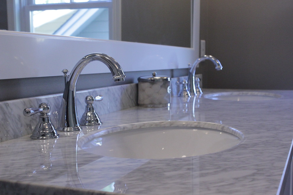 Example of a transitional bathroom design in Minneapolis