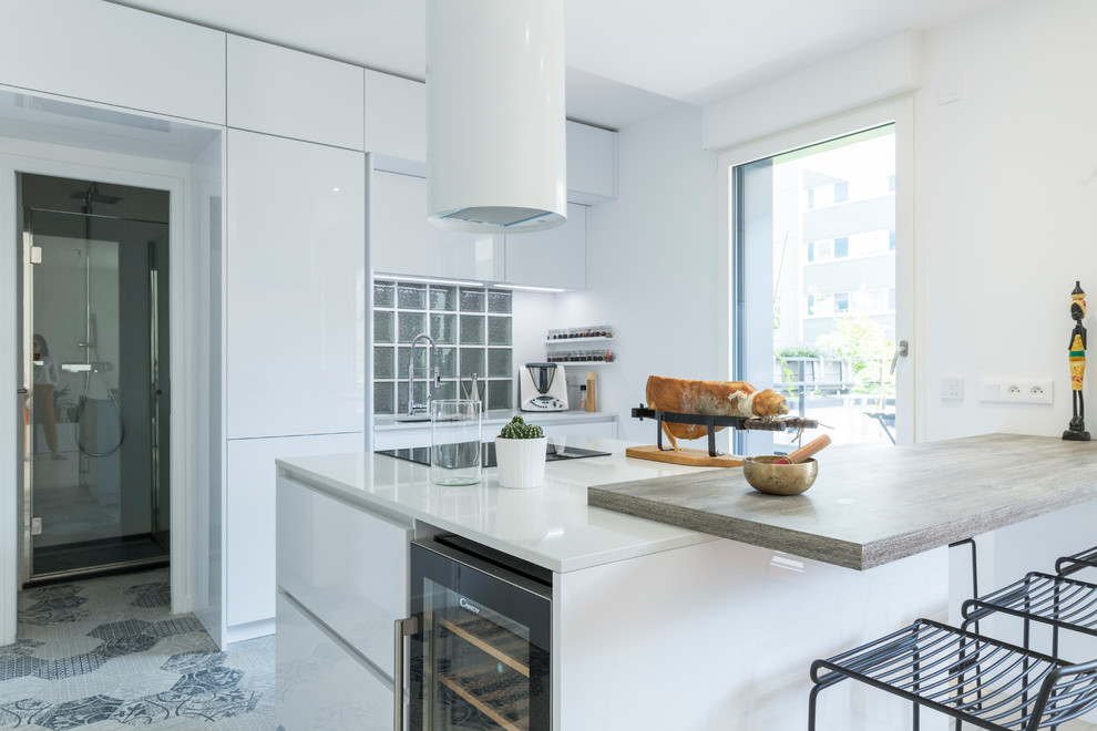 Design ideas for a contemporary eat-in kitchen in Paris with an undermount sink, white cabinets, quartzite benchtops, ceramic floors, with island and beige floor.