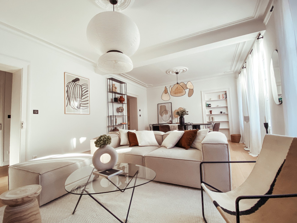 Immagine di un soggiorno tradizionale di medie dimensioni e aperto con pareti bianche, parquet chiaro, nessun camino e TV a parete