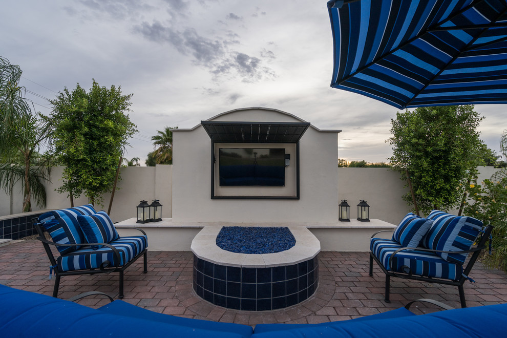 Example of a transitional home design design in Phoenix