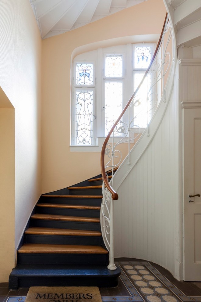 Gewendelte, Kleine Klassische Treppe mit gebeizten Holz-Treppenstufen und Mix-Geländer in Sonstige