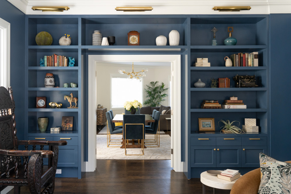 Idée de décoration pour un salon tradition fermé et de taille moyenne avec un mur bleu, parquet foncé, une cheminée standard, un manteau de cheminée en bois, un sol marron et un plafond à caissons.