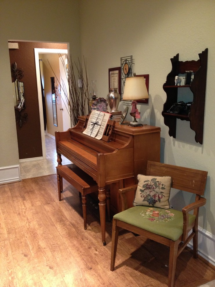 This is an example of a small traditional living room in Dallas.