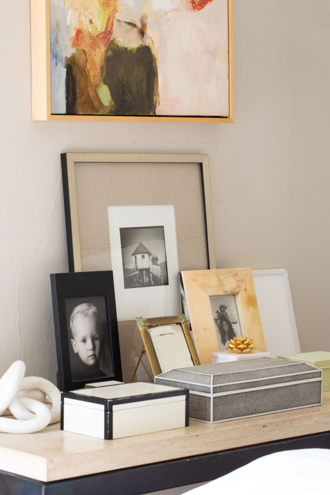 Example of a transitional home design design in Seattle