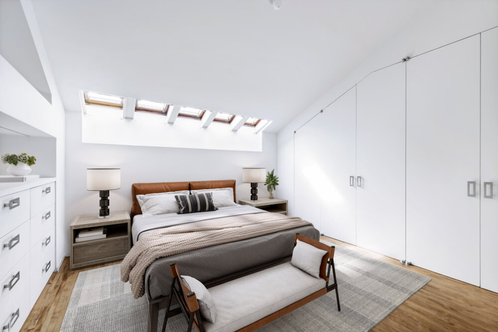 Inspiration pour une chambre parentale traditionnelle de taille moyenne avec un mur blanc, un sol en bois brun, aucune cheminée, un sol marron et un plafond voûté.
