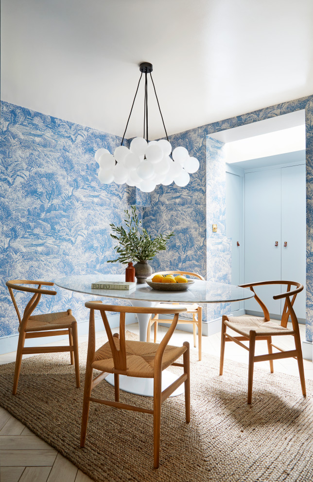 ロンドンにある高級な中くらいなコンテンポラリースタイルのおしゃれなダイニングキッチン (青い壁、セラミックタイルの床、ベージュの床、壁紙) の写真