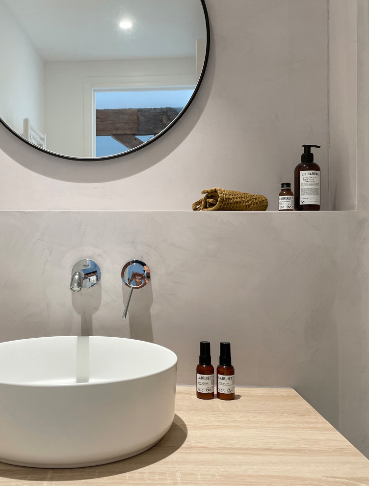 Idéer för att renovera ett litet minimalistiskt beige beige badrum, med öppna hyllor, en dusch i en alkov, grå väggar, målat trägolv, ett fristående handfat, laminatbänkskiva, vitt golv och dusch med skjutdörr